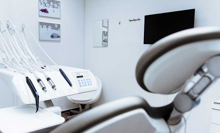 A typical dentist treatment room by Daniel Frank from Pexels
